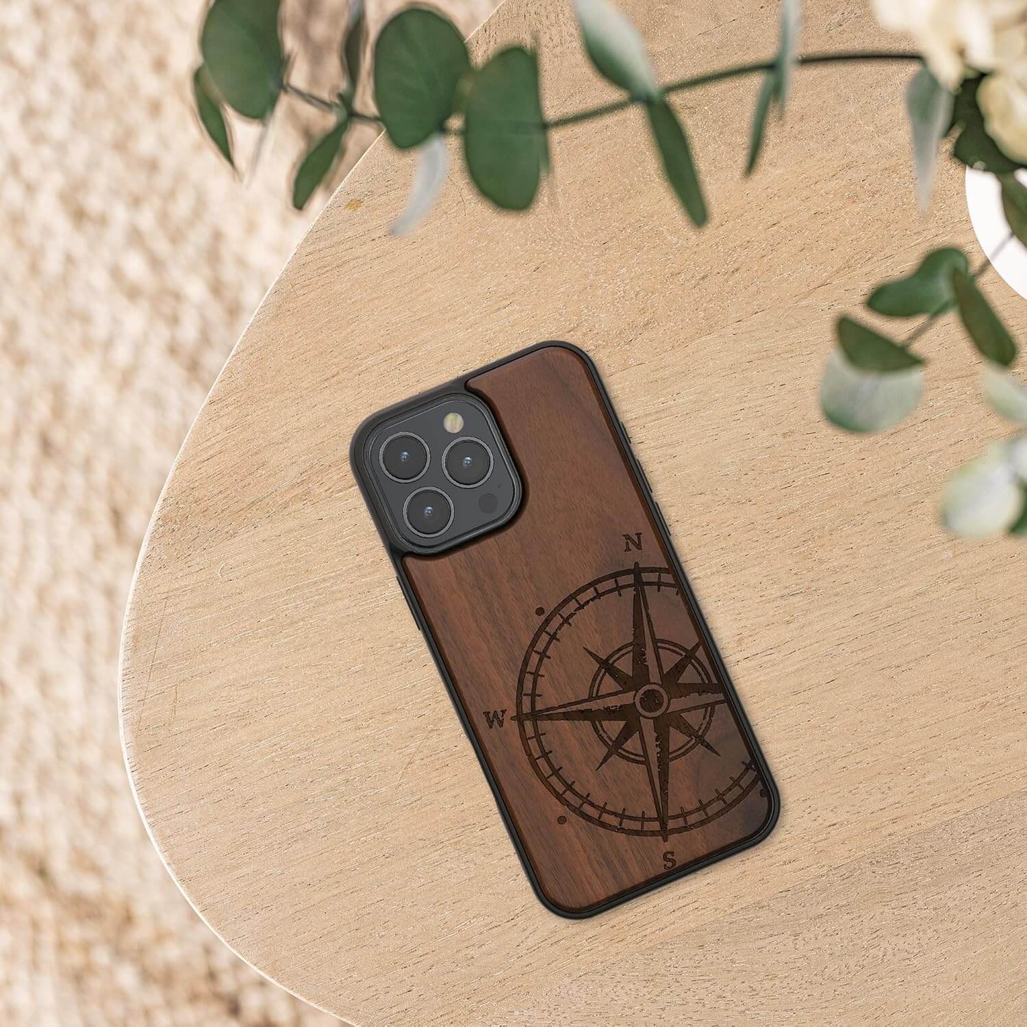 KW iPhone 16 Pro Max Θήκη από Φυσικό Ξύλο Design Navigational Compass - Dark Brown