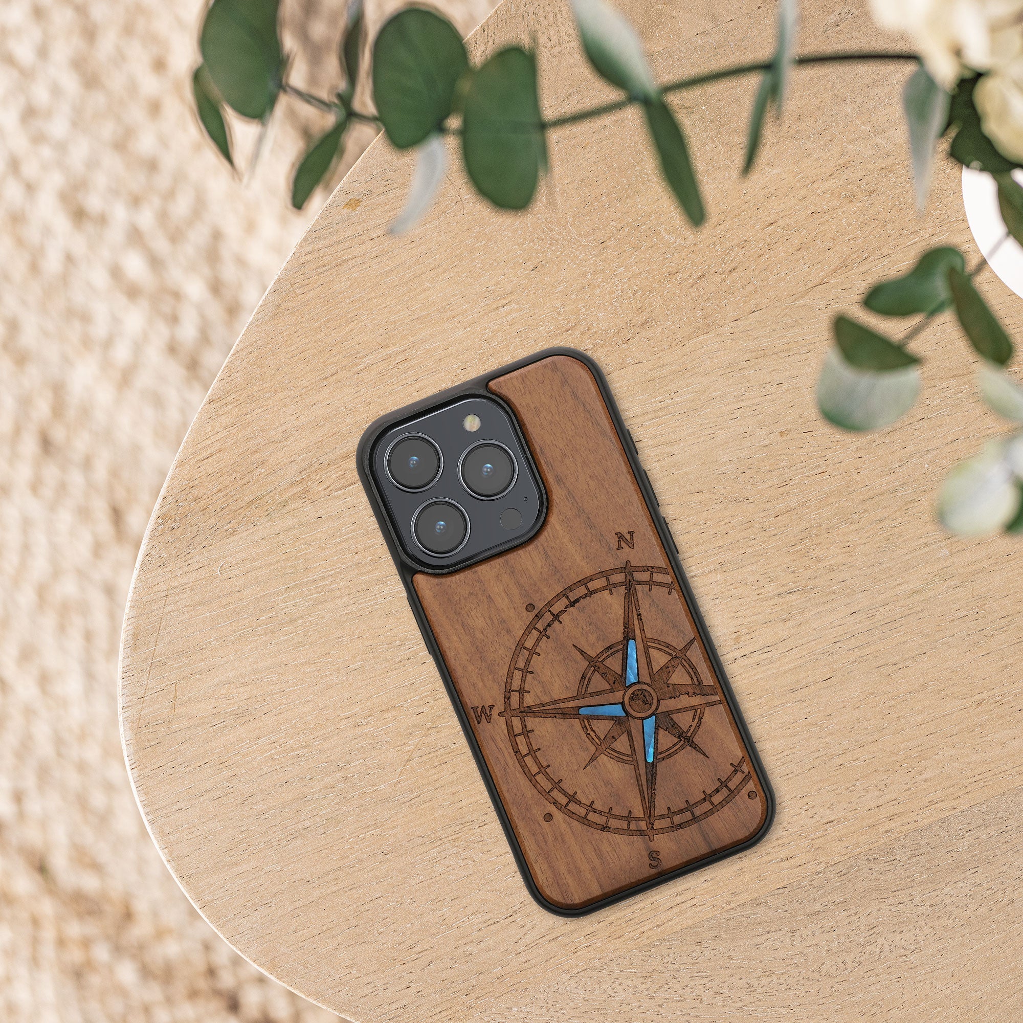 KW iPhone 15 Pro Θήκη από Φυσικό Ξύλο - Design Navigational Compass Mother of Pearl - Dark Brown