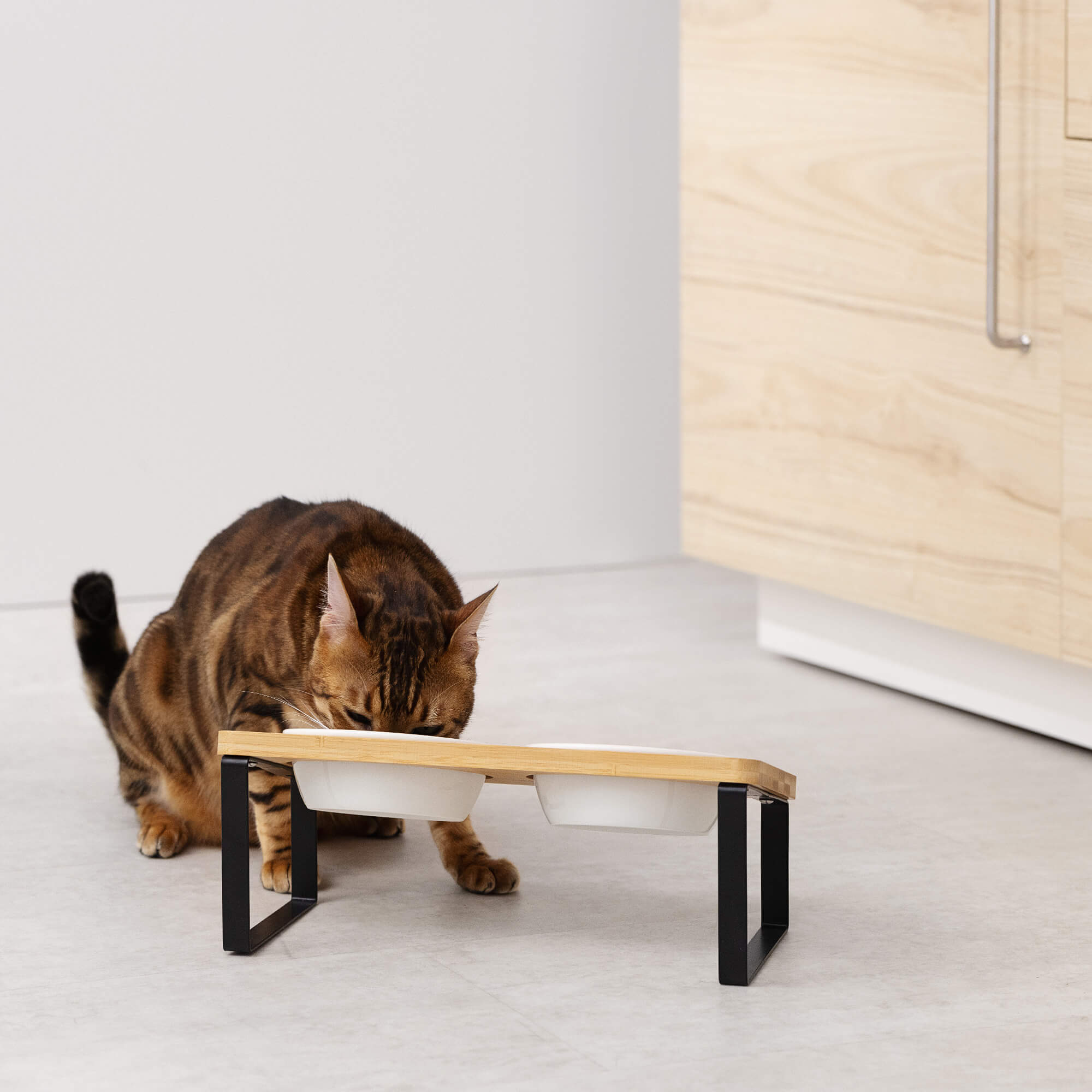 Navaris Ανυψωμένα Μπολ Φαγητού με Βάση για Κατοικίδια - 350 ml - Light Brown / Black - 55228.2