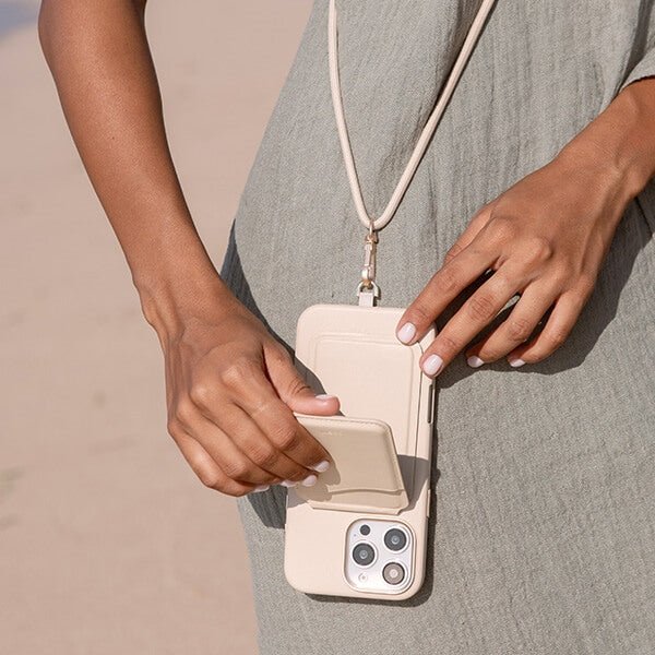 Uniq iPhone 16 Pro - Coehl Muse - Σκληρή Θήκη με Επένδυση Συνθετικού Δέρματος και Λουράκι - Cream