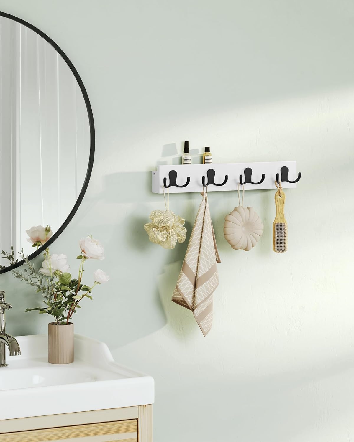 Songmics Επιτοίχια Ξύλινη Κρεμάστρα από Μπαμπού με 4 Μεταλλικούς Γάντζους και Ράφι - Cloud White - LCR006W01