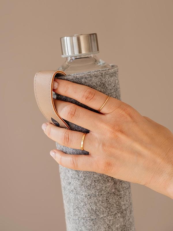 Equa Mismatch Sand Sky Γυάλινο Μπουκάλι Νερού με Θήκη από Τσόχα - 750ml - Sand Sky Beige / Grey / Διάφανο