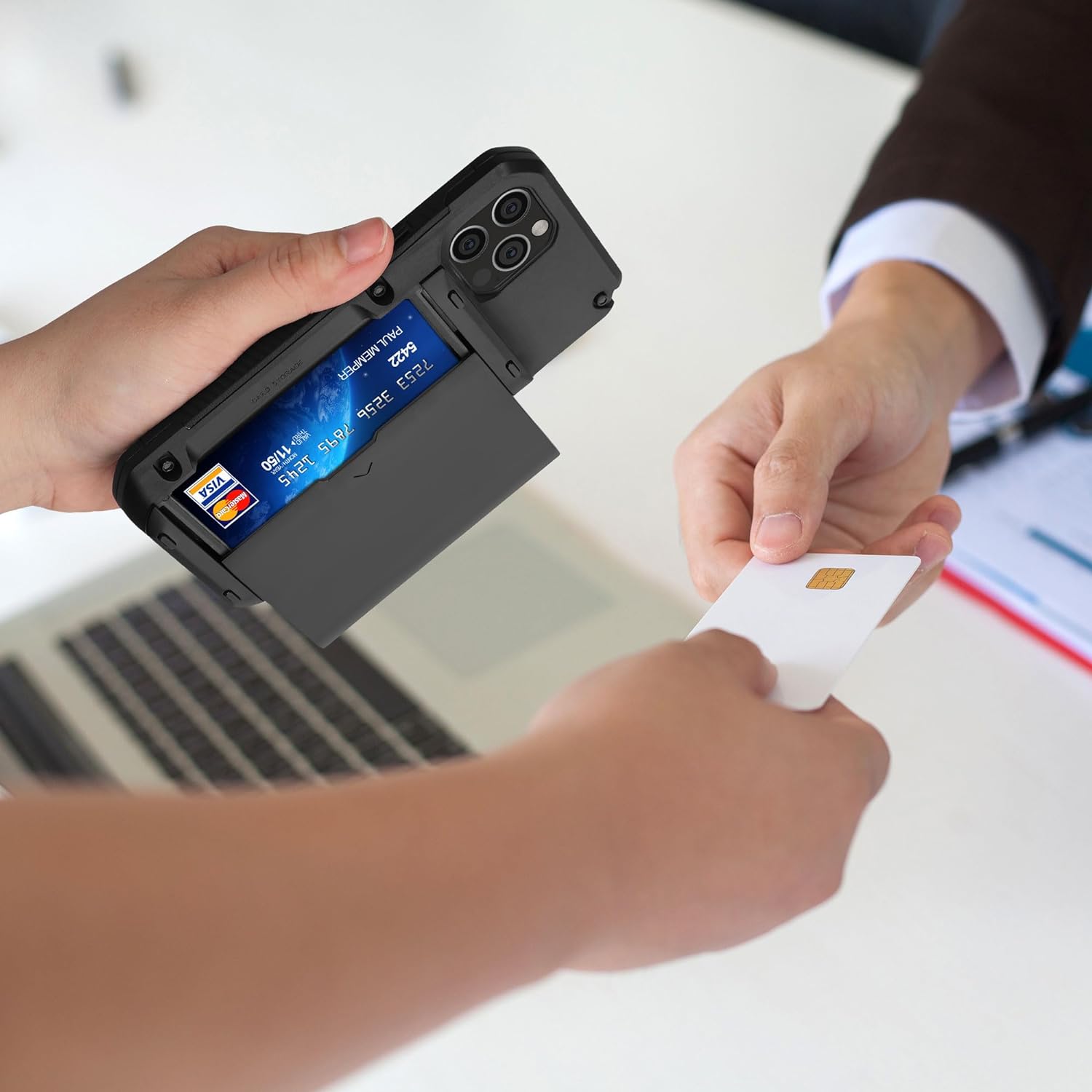 KW iPhone 15 Pro Max Σκληρή Θήκη με Υποδοχή για Κάρτες - Black