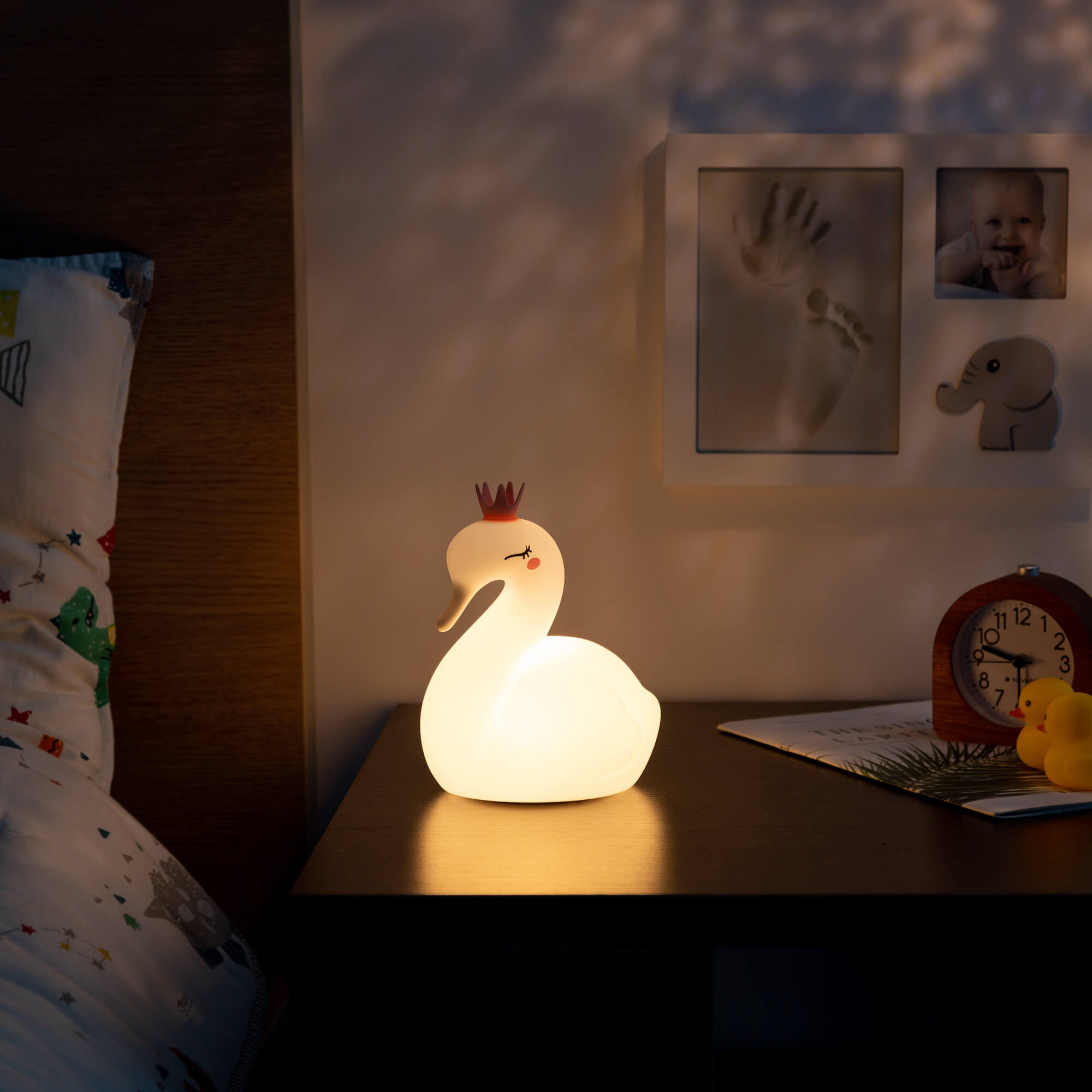 Navaris LED Night Light RGB - Παιδικό Νυχτερινό Φως με Αλλαγή Χρωμάτων - Swan with Crown - White / Pink - 55003.02.04