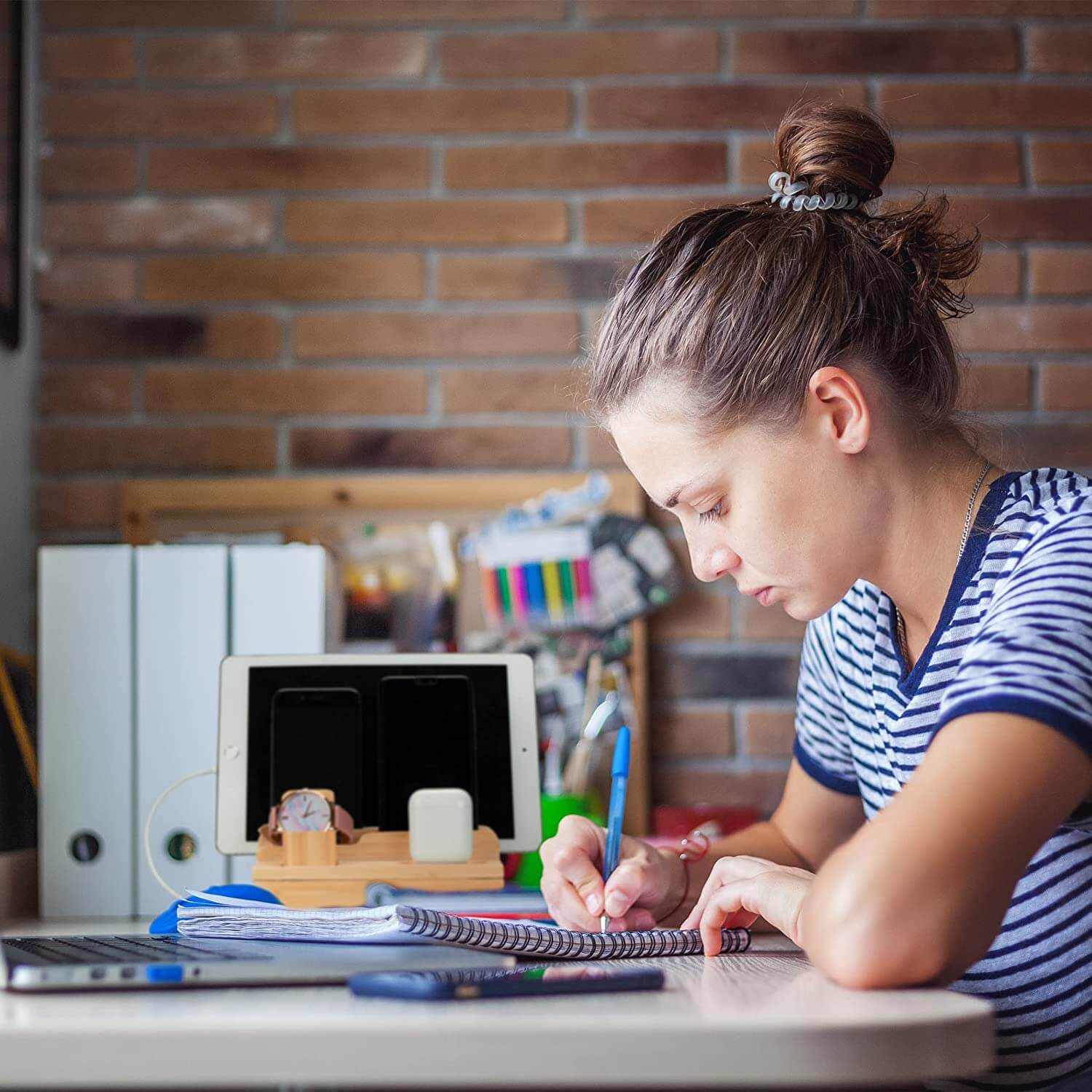 Relaxdays Σταθμός Οργάνωσης και Φόρτισης από Μπαμπού για Smartphone, Apple Watch και Ear Pods - Natural - 4052025447342