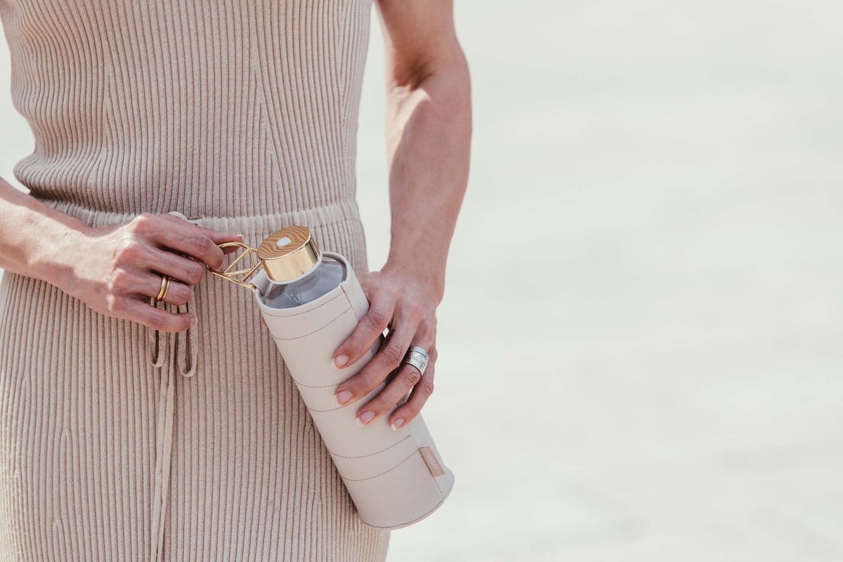 Equa Mismatch Γυάλινο Μπουκάλι Νερού με Θήκη από Δερματίνη - 750ml - Beige / Διάφανο