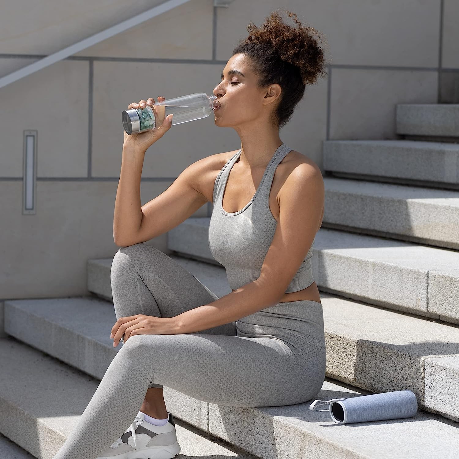 Navaris Γυάλινο Μπουκάλι Νερού με Πέτρες Αβεντουρίνης και Θήκη - BPA FREE - 420ml - Aventurine Stone - 53150.06