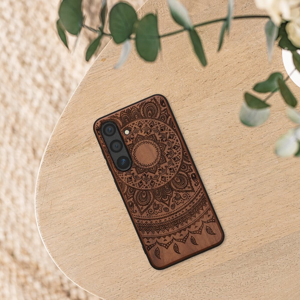KW Samsung Galaxy S24 Θήκη από Φυσικό Ξύλο - Design Indian Sun - Dark Brown
