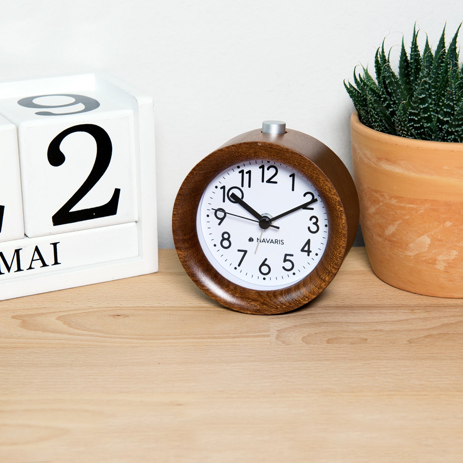 Navaris Analogue Wood Alarm Clock Design Round - Αναλογικό Επιτραπέζιο Ρολόι και Ξυπνητήρι - Dark Brown - 43907