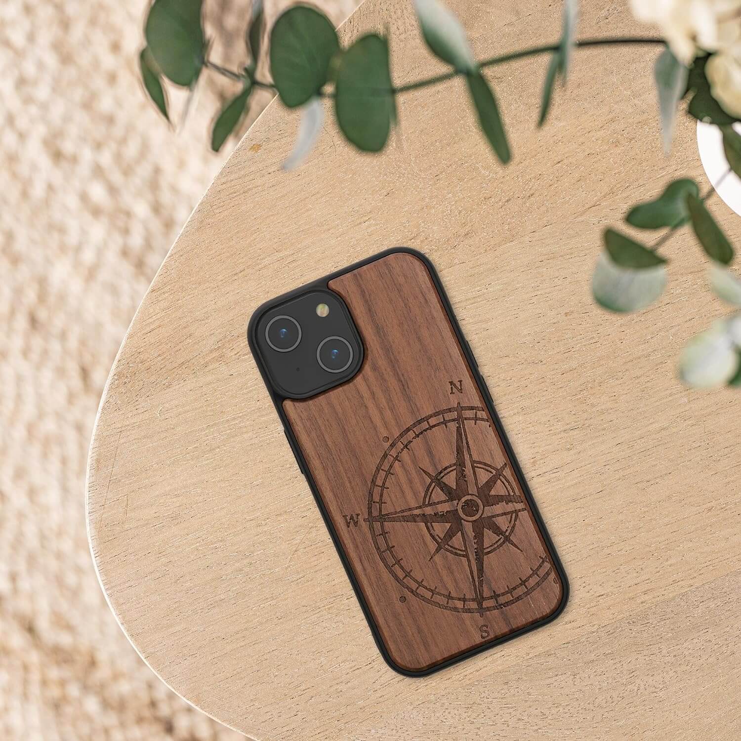 KW iPhone 15 Θήκη από Φυσικό Ξύλο - Design Vintage Compass - Dark Brown - 62011.01