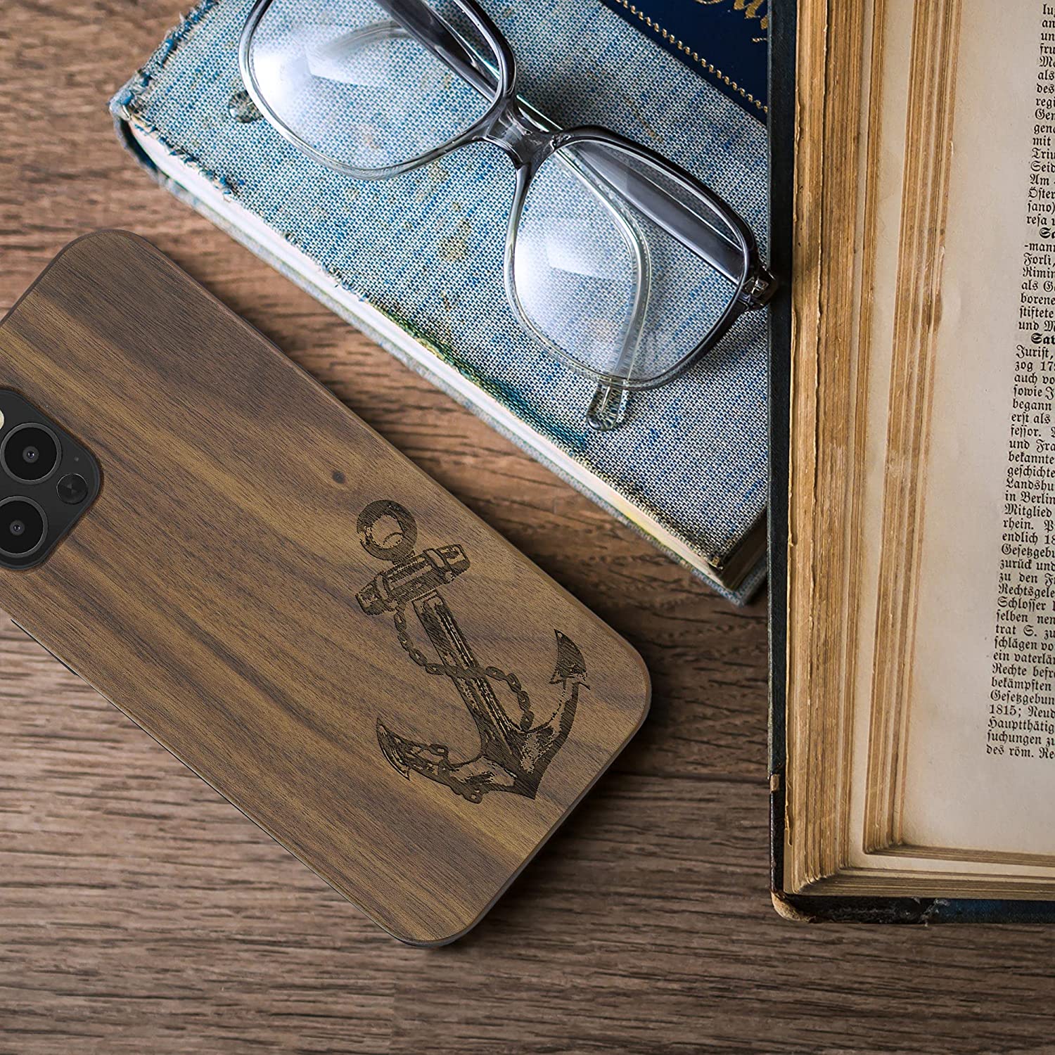 KW iPhone 12 / iPhone 12 Pro Θήκη από Φυσικό Ξύλο Design Vintage Anchor - Dark Brown - 52734.08