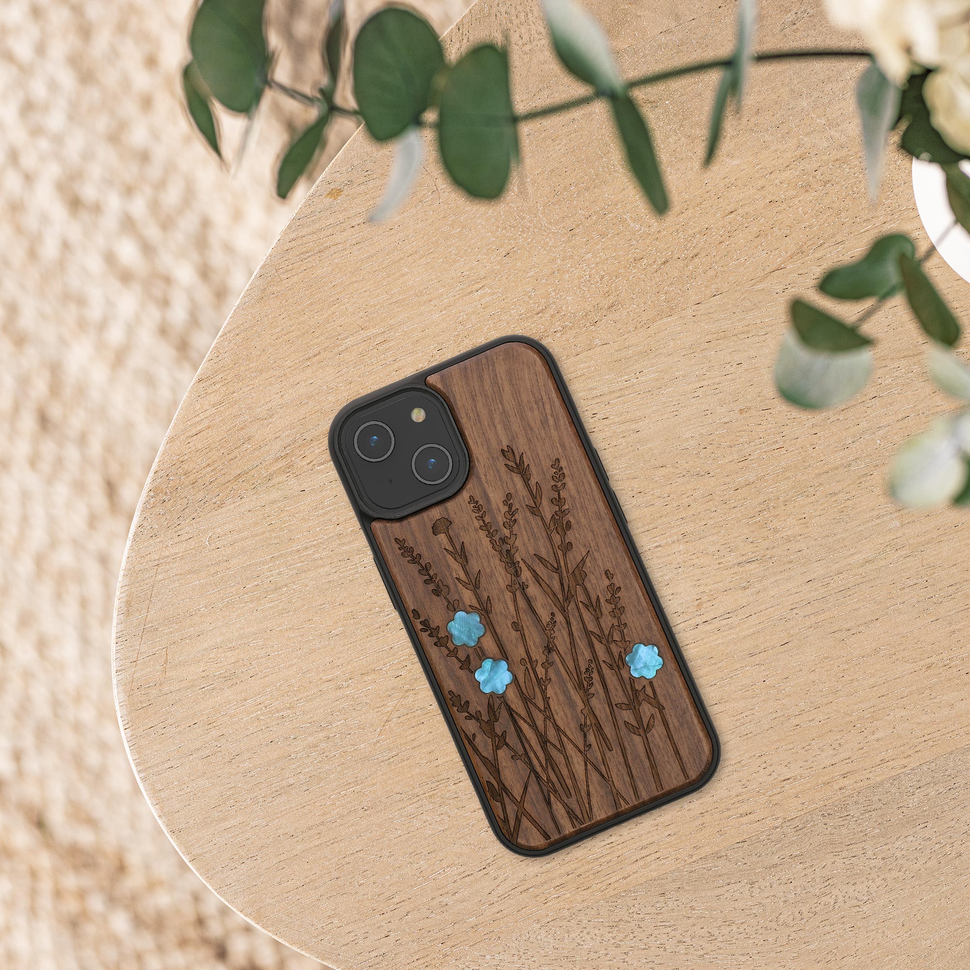 KW iPhone 15 Θήκη από Φυσικό Ξύλο - Design Wild Flowers Pearl - Dark Brown