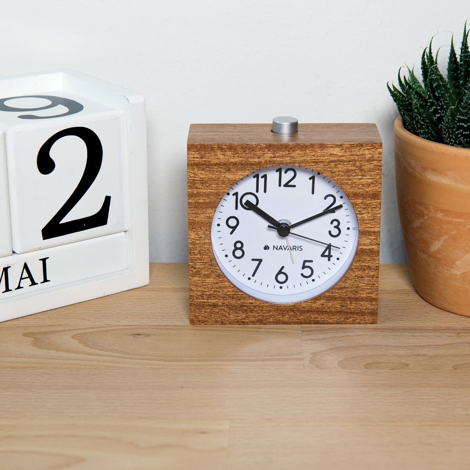 Navaris Analogue Wood Alarm Clock Design Square - Αναλογικό Επιτραπέζιο Ρολόι και Ξυπνητήρι - Dark Brown - 43906