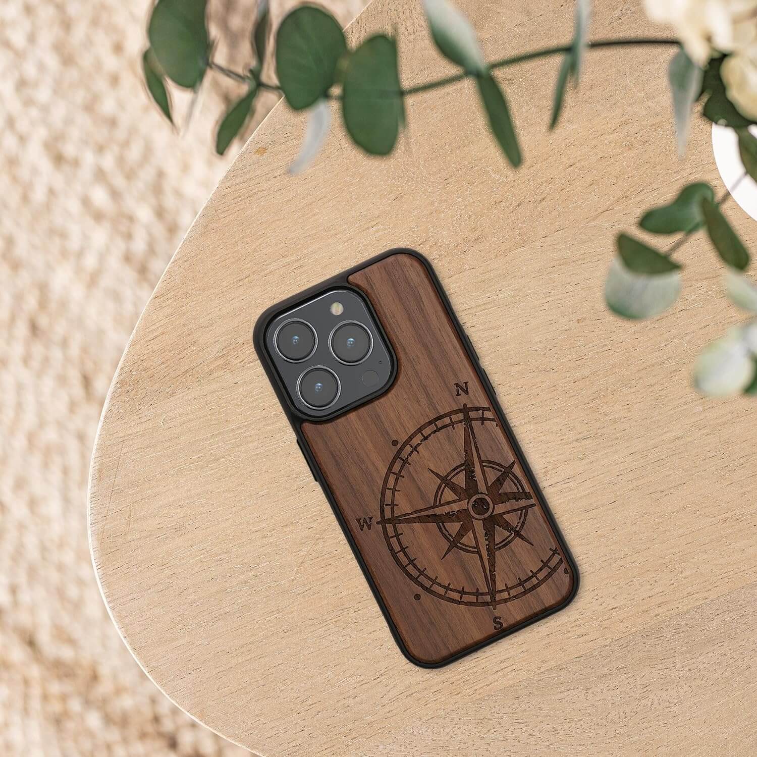 KW iPhone 15 Pro Θήκη από Φυσικό Ξύλο - Design Vintage Compass - Dark Brown - 62013.01