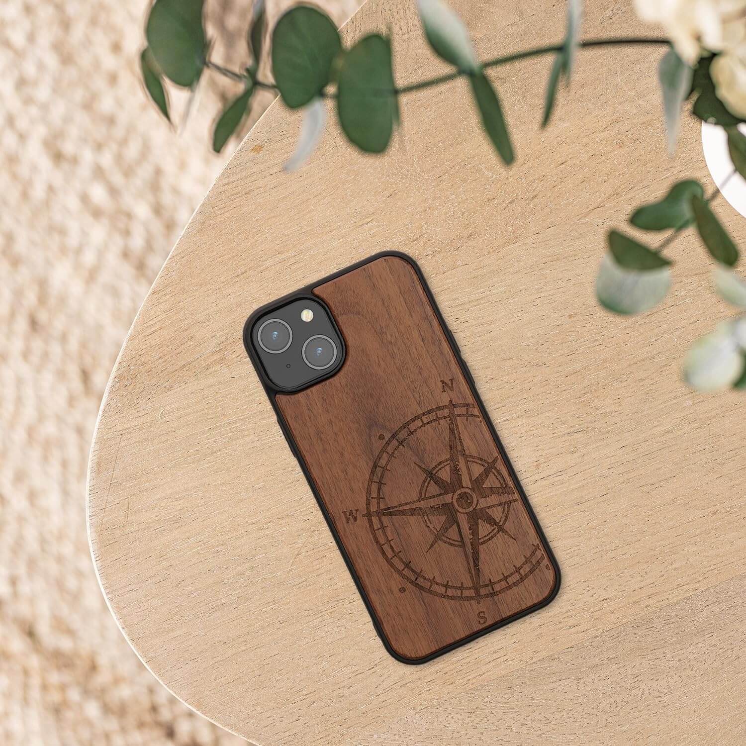 KW iPhone 15 Plus Θήκη από Φυσικό Ξύλο - Design Vintage Compass - Dark Brown - 62012.01