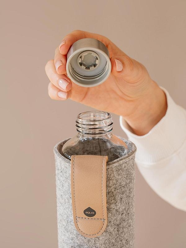 Equa Mismatch Sand Sky Γυάλινο Μπουκάλι Νερού με Θήκη από Τσόχα - 750ml - Sand Sky Beige / Grey / Διάφανο