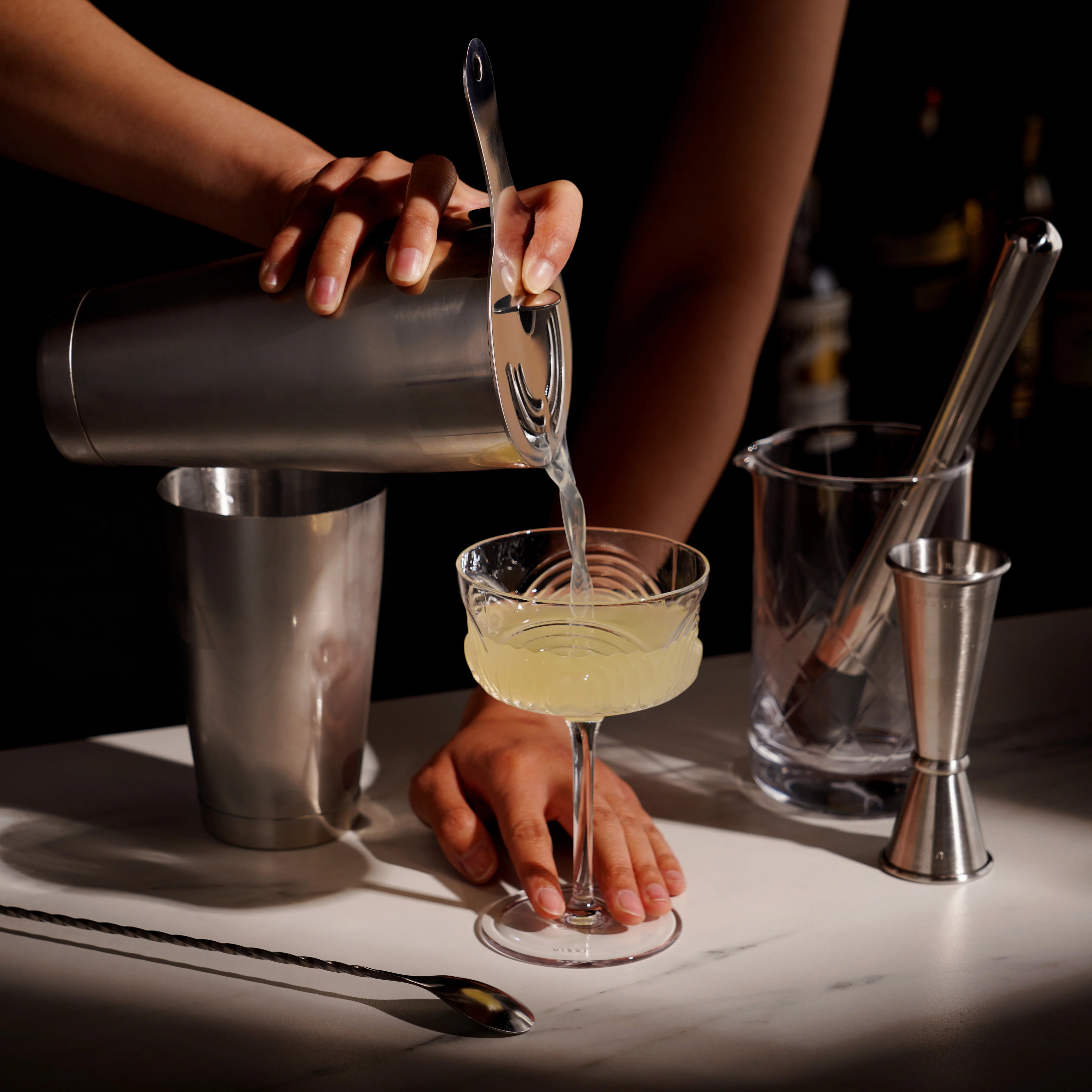 Viski Σετ Cocktail 7 Τεμαχίων από Ανοξείδωτο Ατσάλι και Κρυστάλλινο Ποτήρι Ανάδευσης - Silver