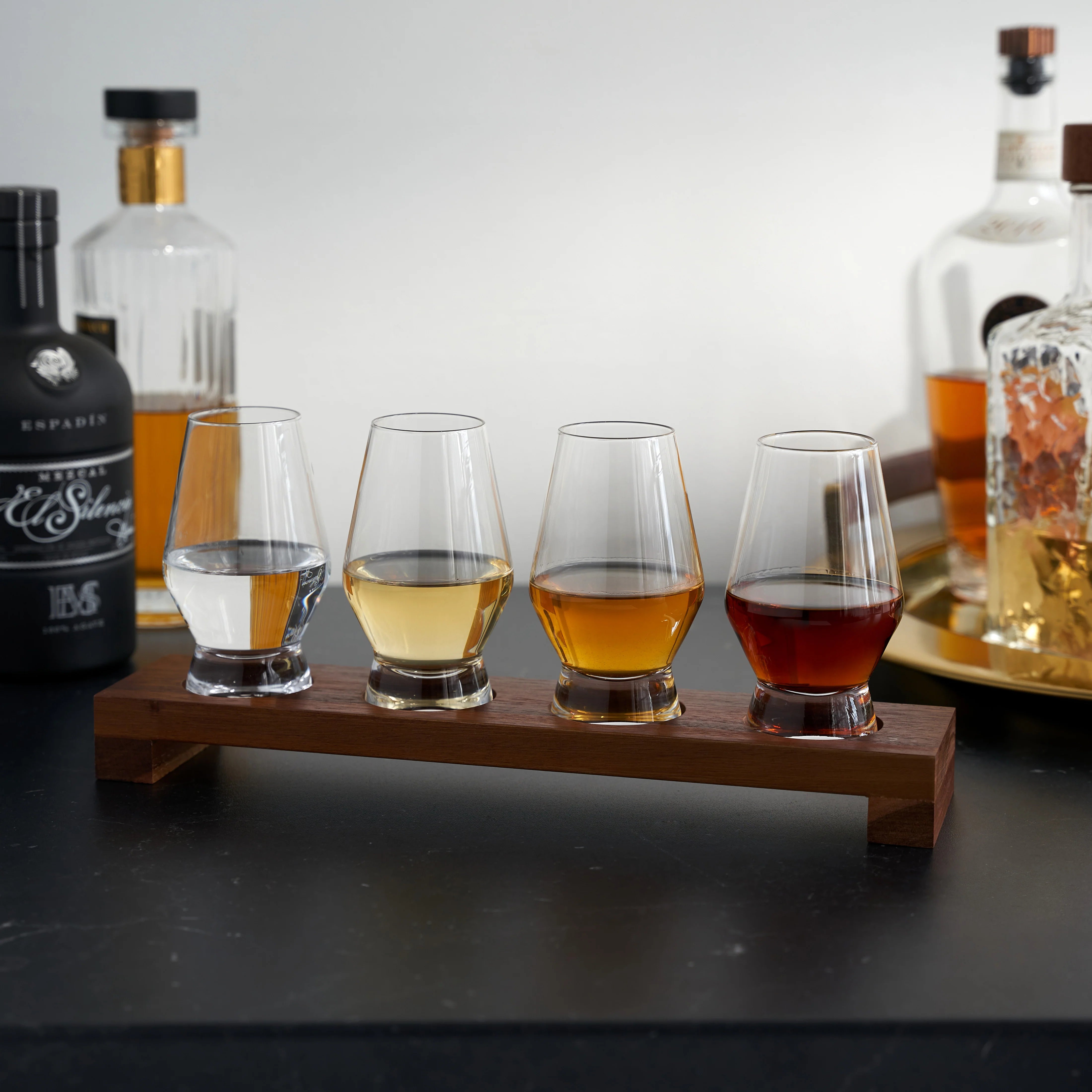 Viski Σετ με 4 Κρυστάλλινα Ποτήρια Γευσιγνωσίας Whisky / Gin και Ξύλινη Βάση Σερβιρίσματος - 235 ml - Raye