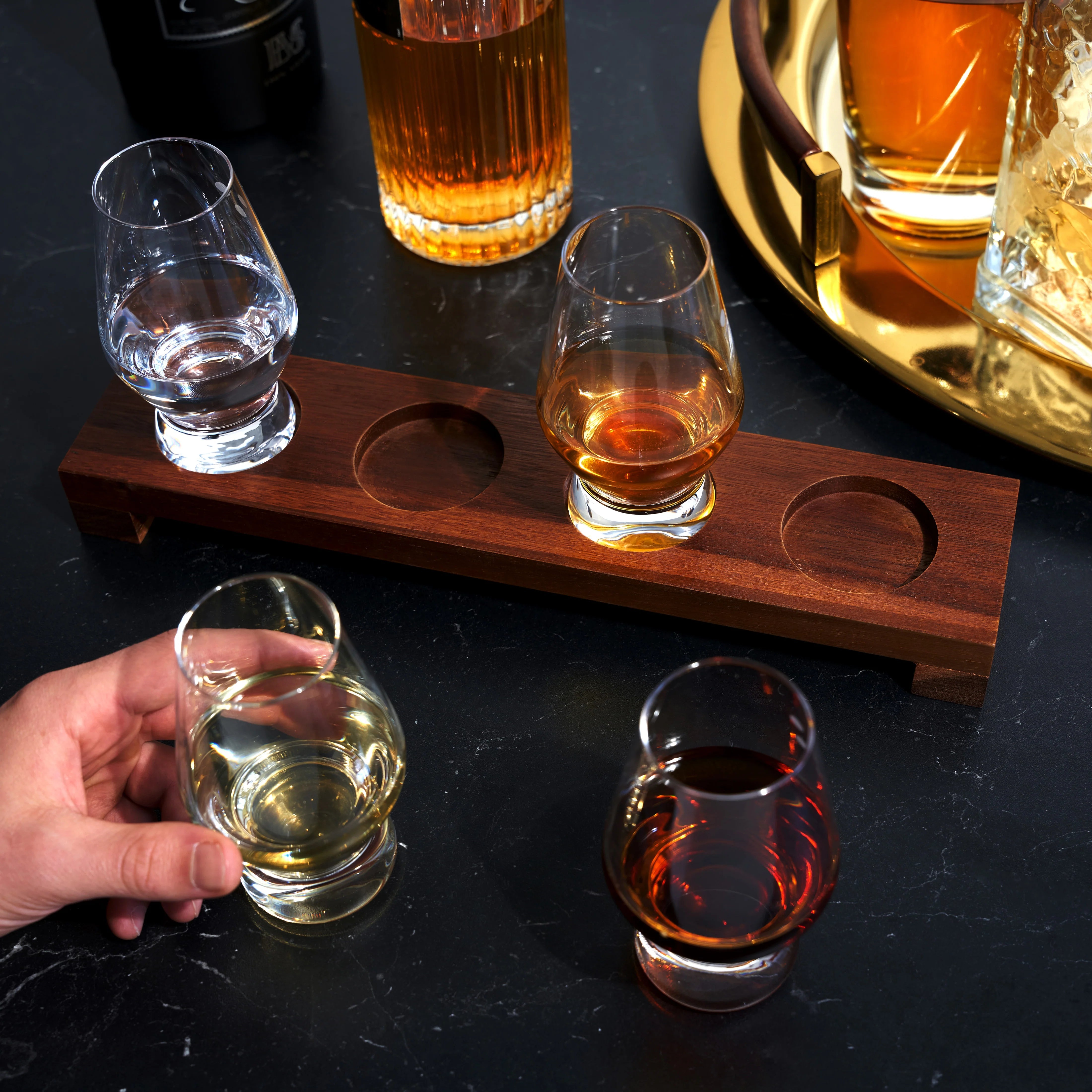 Viski Σετ με 4 Κρυστάλλινα Ποτήρια Γευσιγνωσίας Whisky / Gin και Ξύλινη Βάση Σερβιρίσματος - 235 ml - Raye