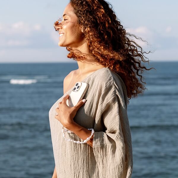 Uniq iPhone 16 Pro Max - Coehl Muse - Σκληρή Θήκη με Επένδυση Συνθετικού Δέρματος και Λουράκι - Cream