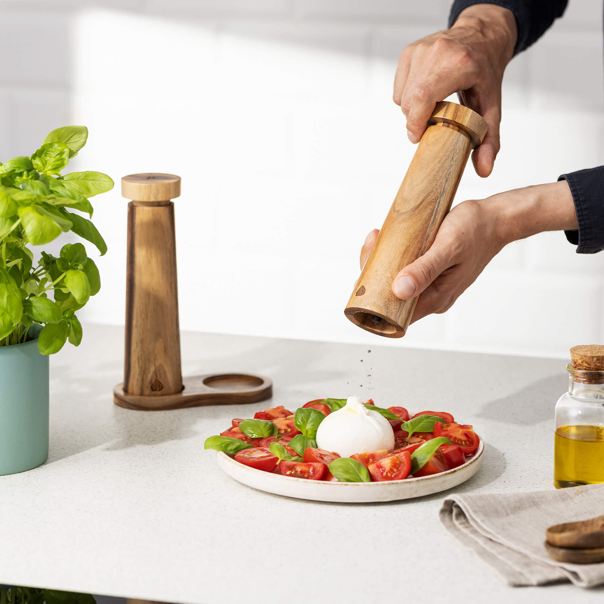 Navaris Σετ Μύλων Αλάτι και Πιπέρι με Ξύλινη Βάση - Acacia Wood - 49616.03.03