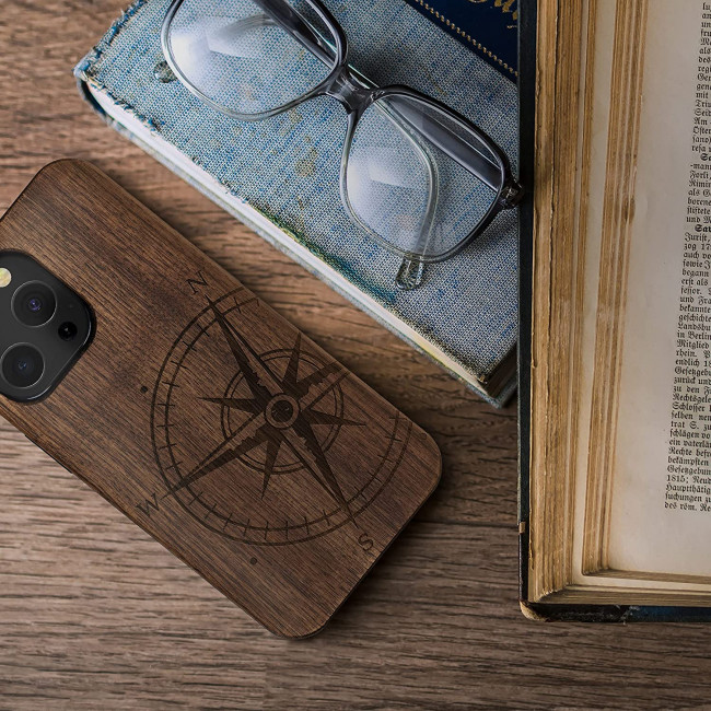 KW iPhone 13 Pro Θήκη από Φυσικό Ξύλο Design Navigational Compass - Dark Brown - 55967.01